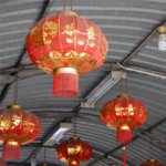 Typisch alte chinesische Deckenleuchten in rot und gold.